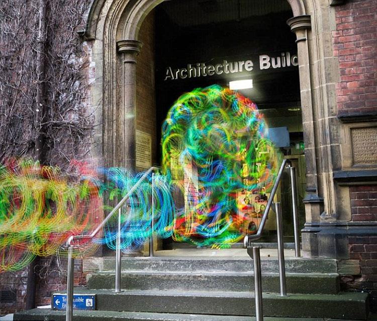 英国纽卡斯尔大学博士生路易斯·赫南绘制Wi-Fi信号图，盘旋光束如幽灵。（网页截图）