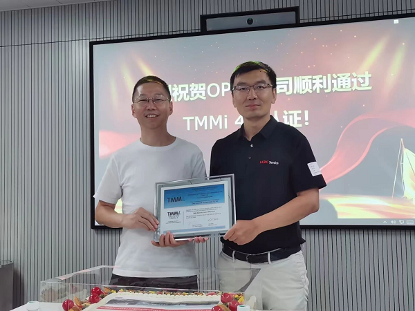 OPPO软件品质中心 夏儒斐（左）、新华三集团广东代表处服务部部长 陈江东（右）